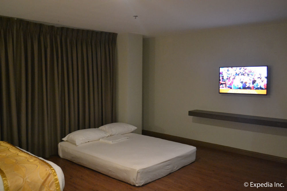 Vista Real Hotel Tagaytay City Exterior photo
