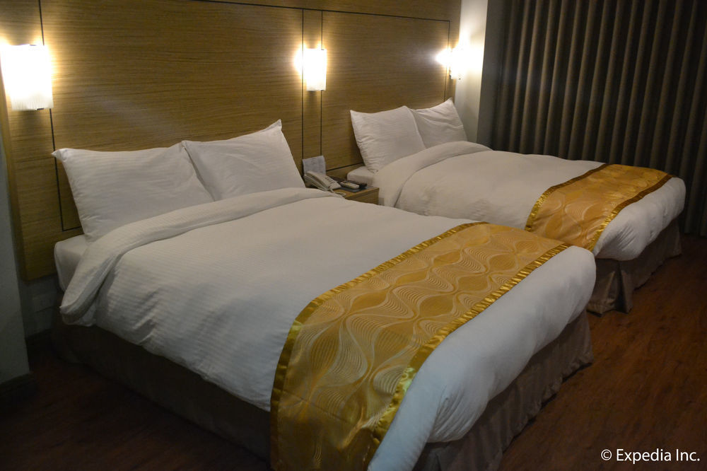 Vista Real Hotel Tagaytay City Exterior photo
