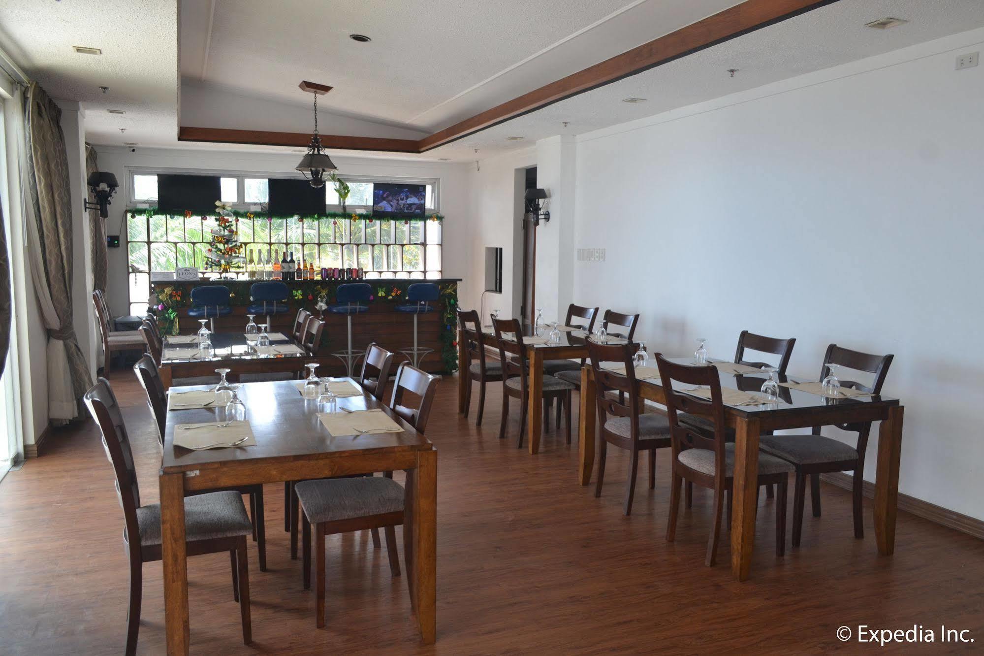 Vista Real Hotel Tagaytay City Exterior photo