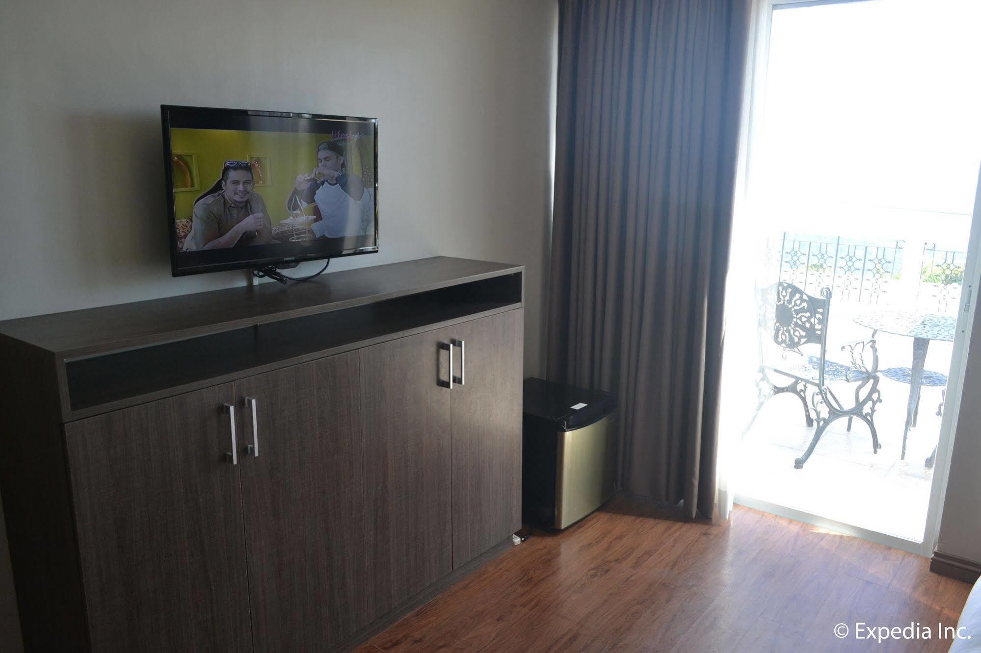 Vista Real Hotel Tagaytay City Exterior photo