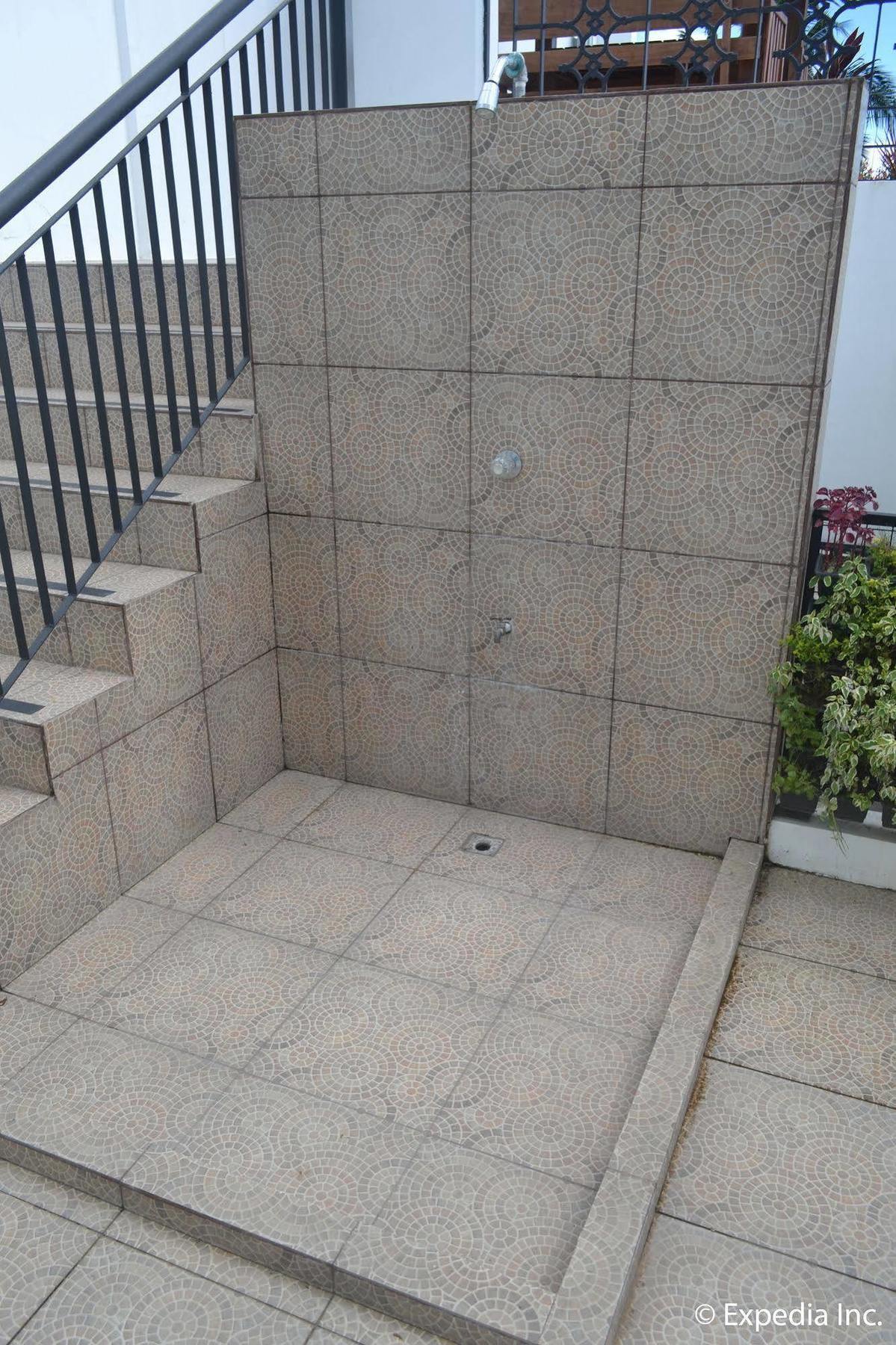 Vista Real Hotel Tagaytay City Exterior photo